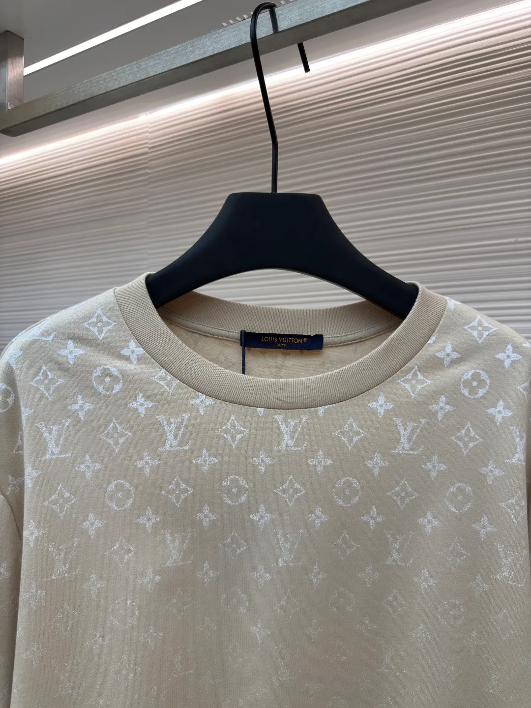LOUIS VUITTON Gradient presbyopic T-shirt ●Authentic product: Purchased and developed by 8450 ●Item number: 1680205-A10 ●Fabric: refined sulfur cotton fabric ●Technology: printing production ●Version: fitted version ●Weight: about 275 grams ●Size: XS-S-M-L ●Description: The fabric is made of 32s double-ply combed cotton compact siro-spun yarn, matched with 1*1 flat knitted cotton thread. The entire garment's front and rear panels, left and right sleeves, are printed with Kornit white ink digital direct injection. The first draft is made based on the Y-plate scanned pattern, and the clarity of the first draft is corrected by hand to ensure that the printed flower pieces have a gradient and orderly visual effect. The overall wiring is straight and delicate, the fabric is comfortable and soft, and the color is consistent without color difference. It can be matched with the same style to create a fashionable look and control various occasions. Customized accessories, complete with three standards, same style for men and women!